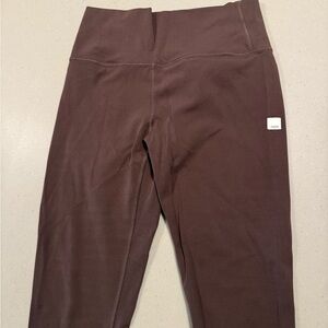 Vuori High-Waist Leggings in Deep Brown